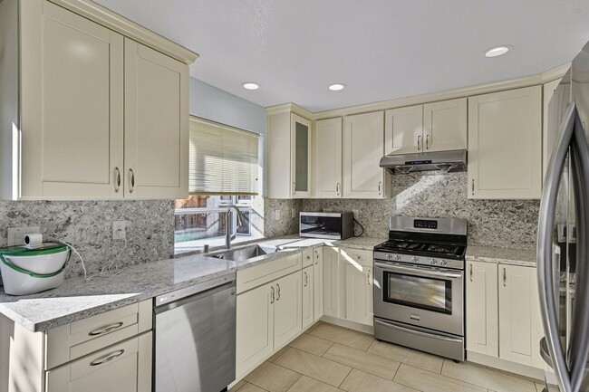 Building Photo - Updated Family Spacious Home w/ Fenced in ...