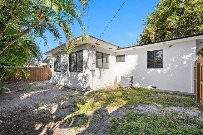 Building Photo - 1240 NE 138th St