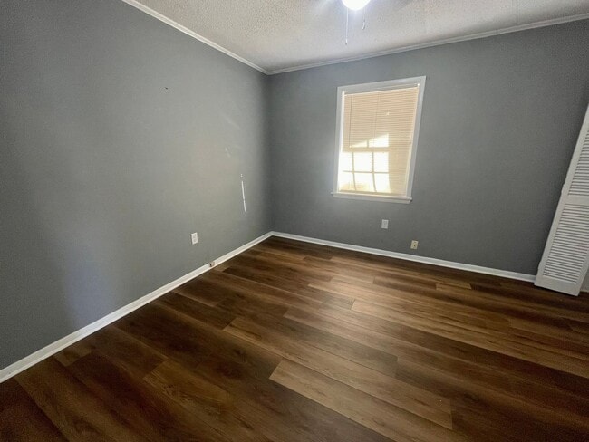 Building Photo - 3/2 on 5 Acres!