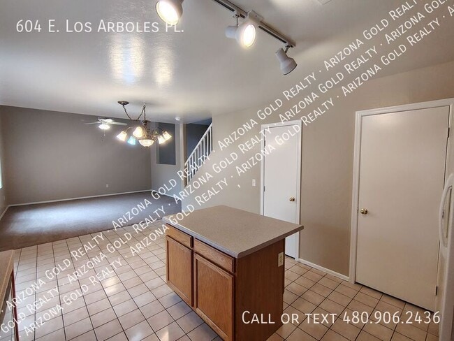 Building Photo - 604 E Los Arboles Pl