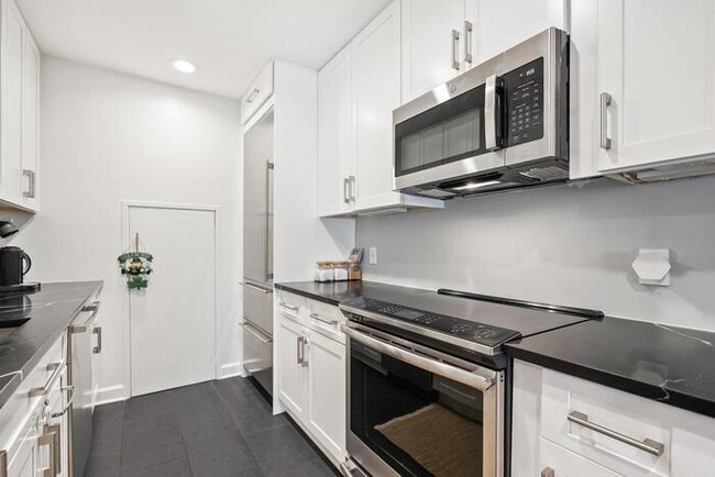 Building Photo - 1710 Summit Pl NW