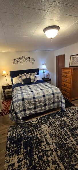 Master bedroom - 206 N Maple St