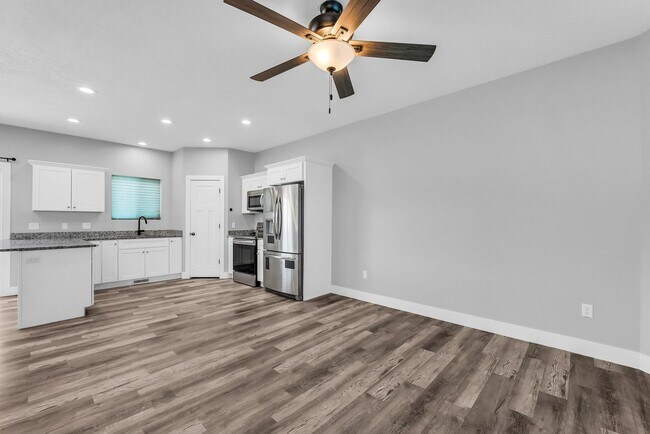 Building Photo - Beautiful 2020 Layton Home with High Ceilings & Modern Finishes