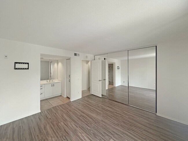 Building Photo - Beautiful 2B/2.5BA in The Elysian Complex!...