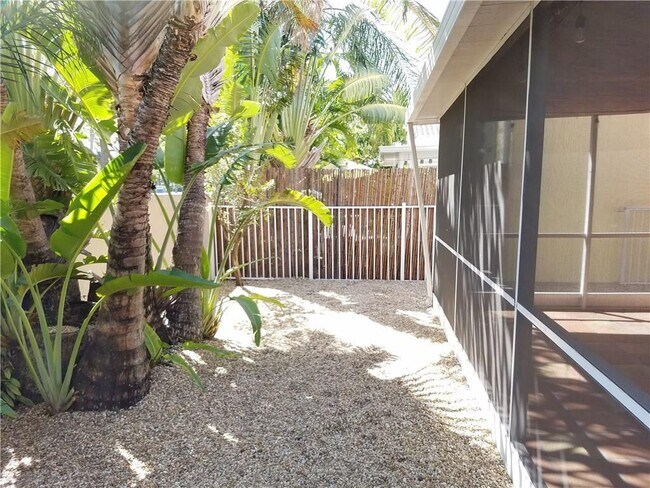 Building Photo - 1159 SE 6th Ct