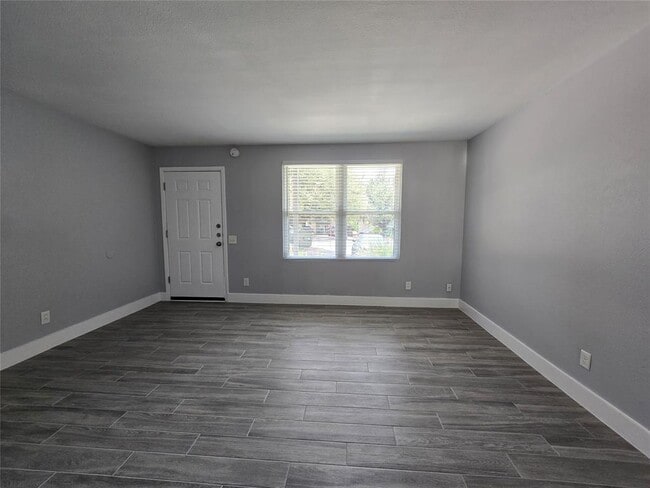 Building Photo - 2504 Manor Cir