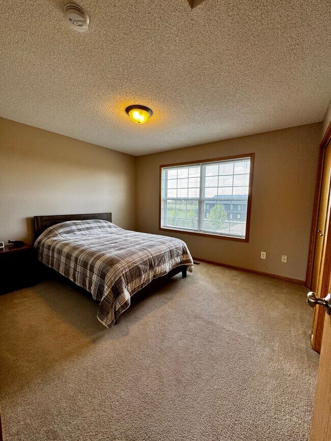 Building Photo - Affordable Non-smoking townhouse in SW Rochester 2beds 2 baths 1 car attached garage washer dryer...