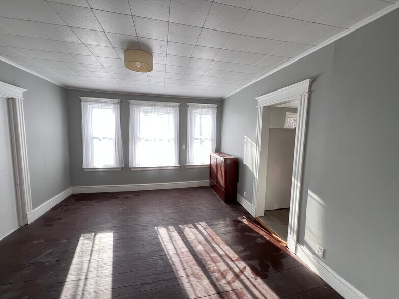 Building Photo - 827 Watertown Ave