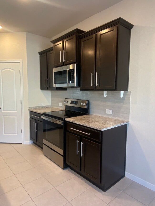 Building Photo - 4 BEDROOM, SHORT TERM LEASE AVAILABLE