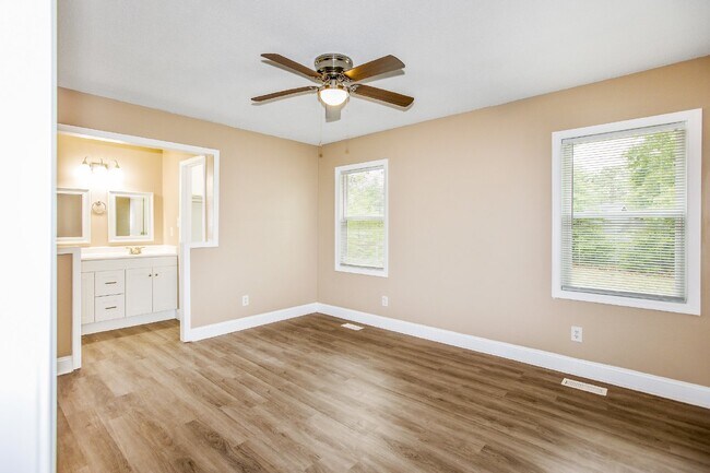 Building Photo - Ranch Style 3 bedroom 2 bathroom NEST Close to Fort Liberty!