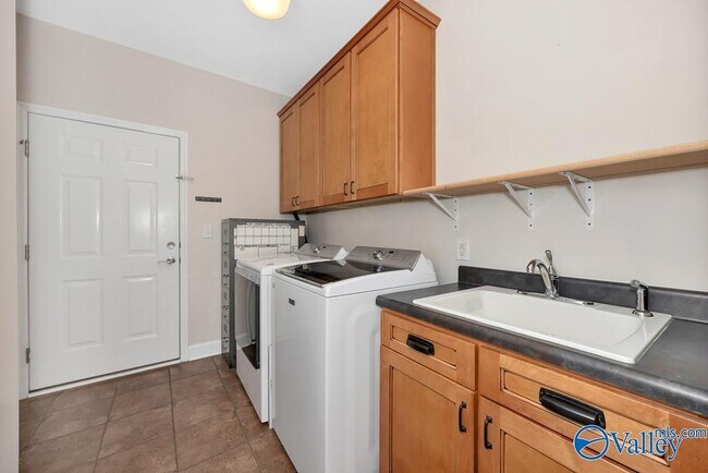 Building Photo - 4706 Old Maple Ct