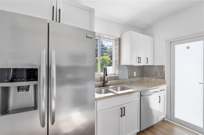 Building Photo - 2350 SW 26th St