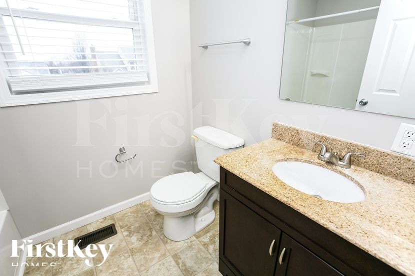 Building Photo - 334 N Odell St