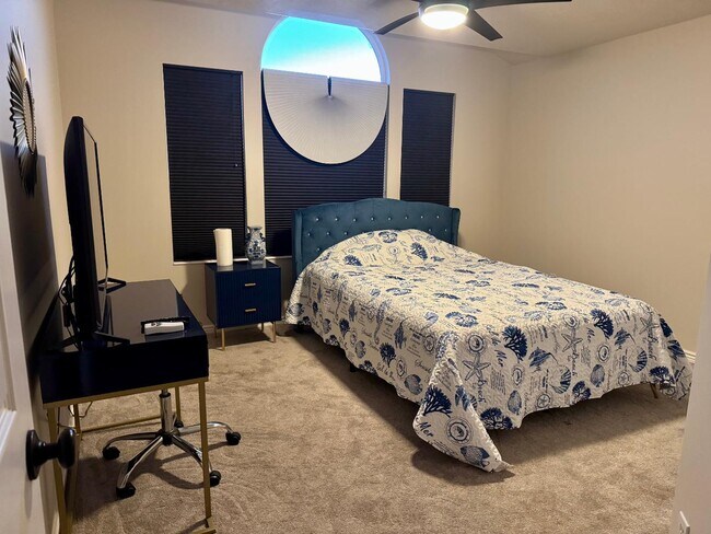 Building Photo - 982 4000 N