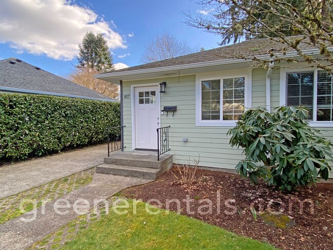 Primary Photo - Beautifully Remodeled 2BD/1BA Duplex in Ol...