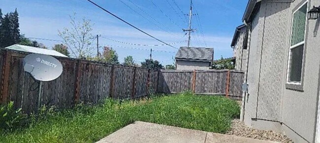 Building Photo - 544 SE Casting St