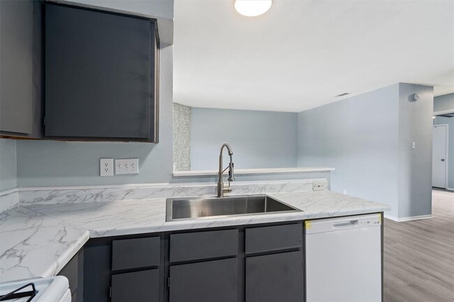 Building Photo - 302 Hedgewood Dr