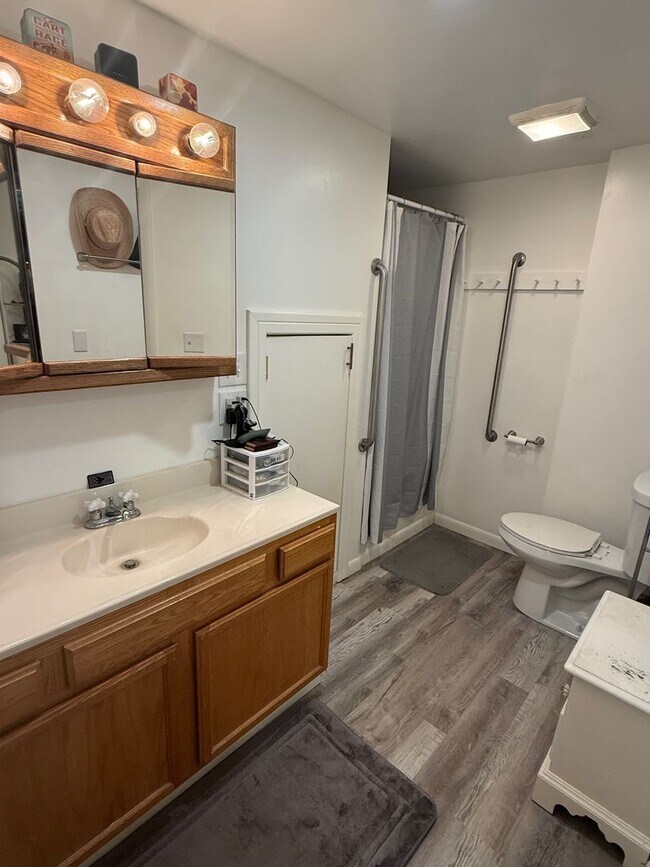 Building Photo - Beautifully updated townhouse with shop / 40'x25' garage / 12' automatic garage door