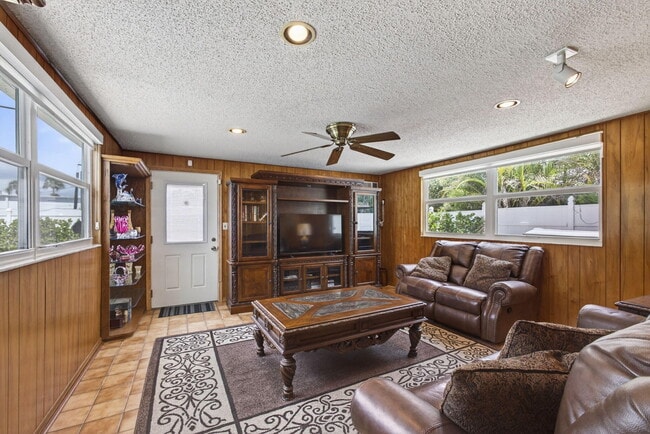 Building Photo - 704 Juniper Dr