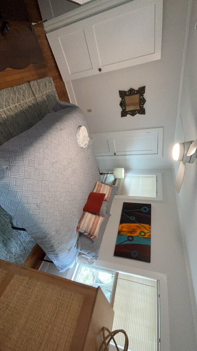 Building Photo - Furnished One Bed in Belhaven