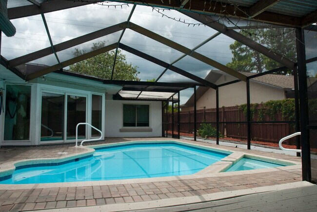 Building Photo - 3/Bedroom 3/Bath Tarpon Springs Home