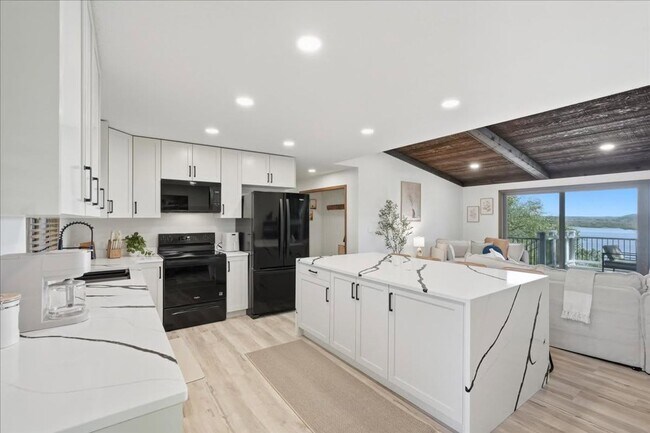 Building Photo - Luxury Lakefront House - Fully Furnished