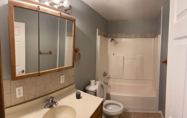 Building Photo - Charming and Spacious Rental Home in El Dorado, KS