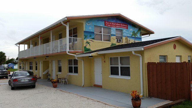 Primary Photo - Island House Apartments