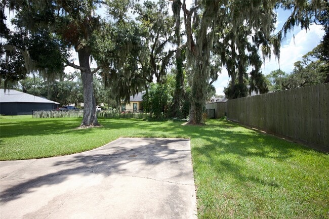 Building Photo - 2109 Riverside Dr