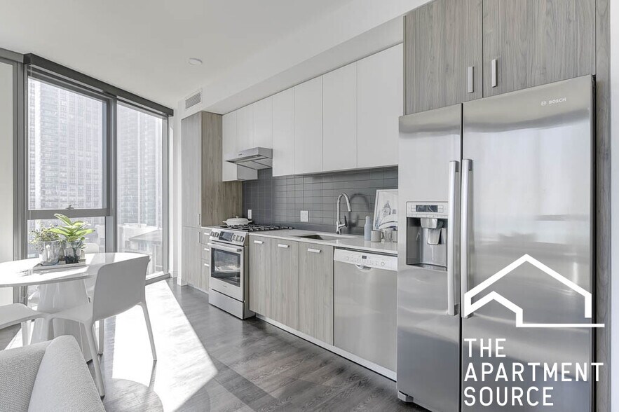 Building Photo - 450 E Waterside Dr