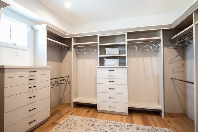 Building Photo - 724 13th St