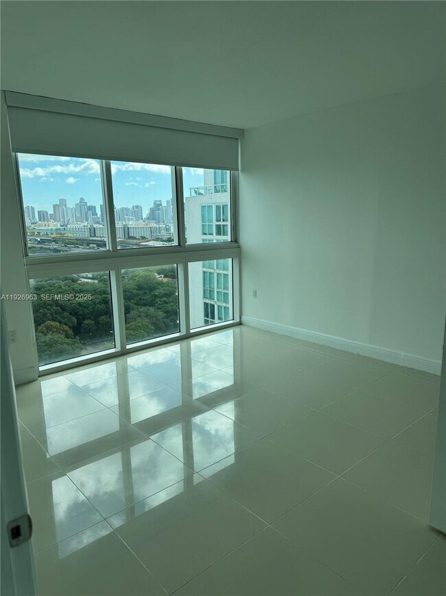 Building Photo - 1861 NW S River Dr