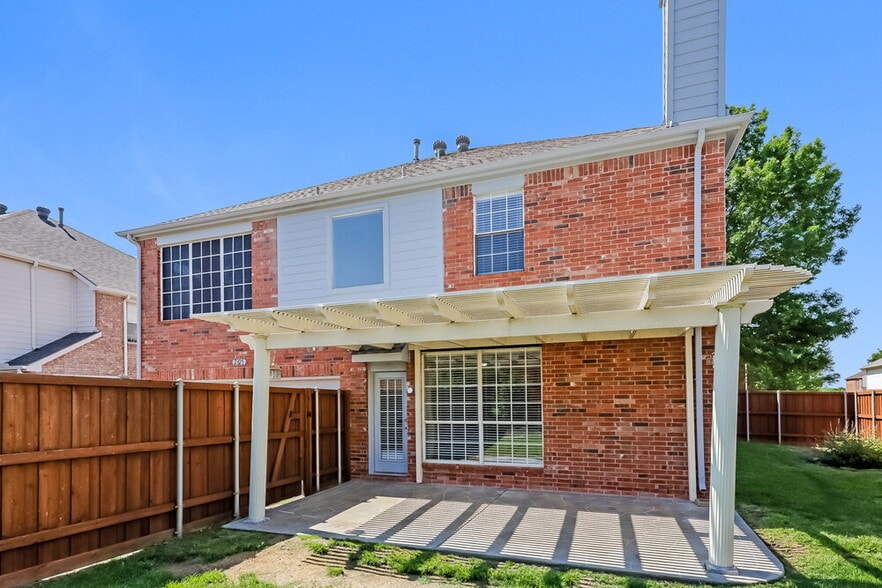 Building Photo - 2325 Cimmaron Dr