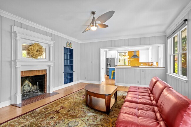 Building Photo - Gorgeous and Spacious 3 Bedroom Ranch in T...