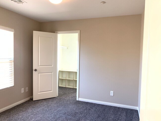 Building Photo - 3 Bedroom House in gated community