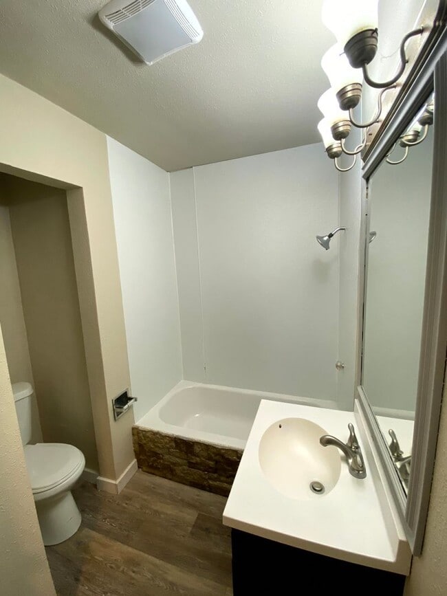 Building Photo - Located in Norwalk IA Updated 4 Bedroom 1 ...