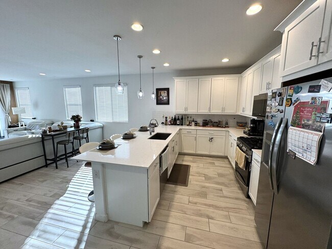 Building Photo - 2024 Beautiful Furnished 3 Bedroom 2 Bath with Private Suite near Sports Venues