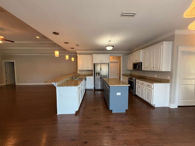 Building Photo - Available now FOR RENT in Dothan, AL!!