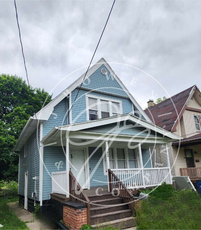Building Photo - Spacious & Updated 3 Bed, 1.5 Bath Home – ...