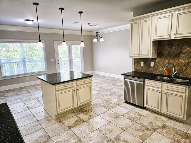 Building Photo - 5 Bedroom / 4 Bath Single Family Home