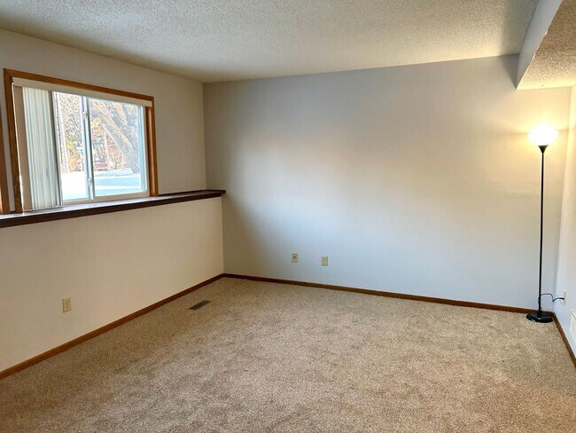 Building Photo - 3 Bed 1 Bath New carpet and paint!