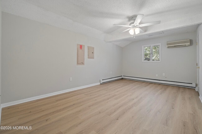 Building Photo - 261 Oak Ave