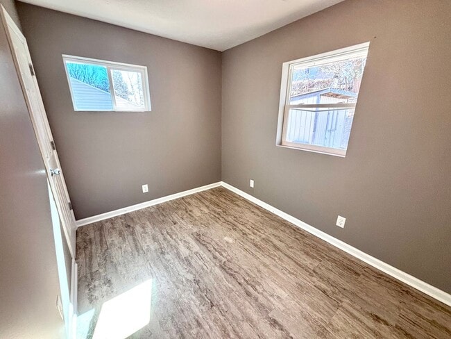 Building Photo - 3222 S 40th St