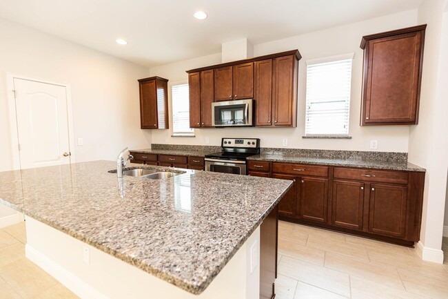 Building Photo - AVAILABLE ON 06/01 - 3 bedroom and 2.5 bat...