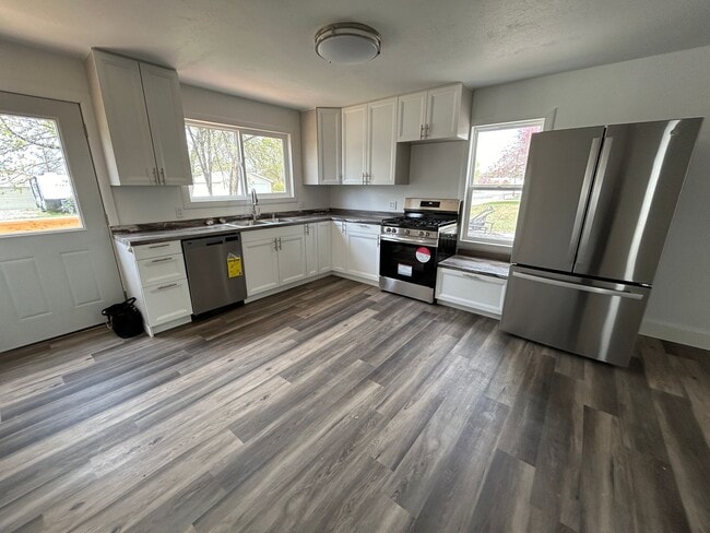 Building Photo - 3 Bedroom 1 Bath Beautiful House with Fenced Yard & Garage