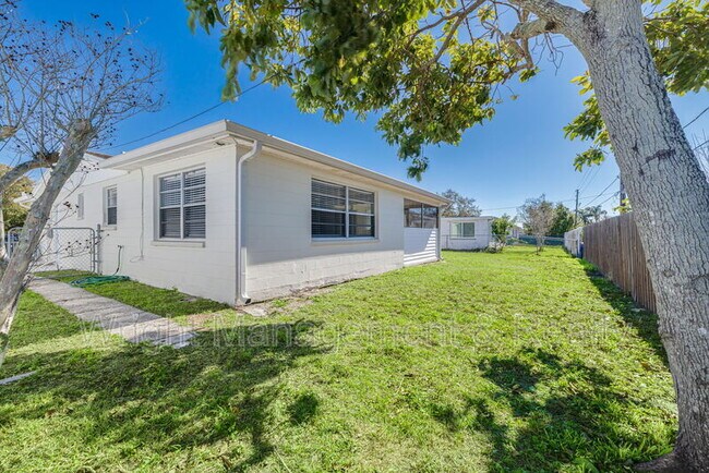 Building Photo - 3233 Finch Dr