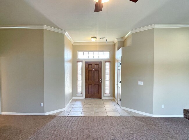 Building Photo - Absolutely Gorgeous Home in Moore with Spa...