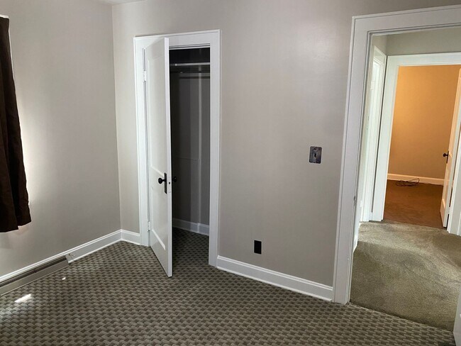 Building Photo - 2 bedroom and 2 bath house for rent