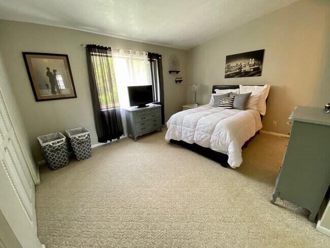 Building Photo - 251 Orange Grove Dr