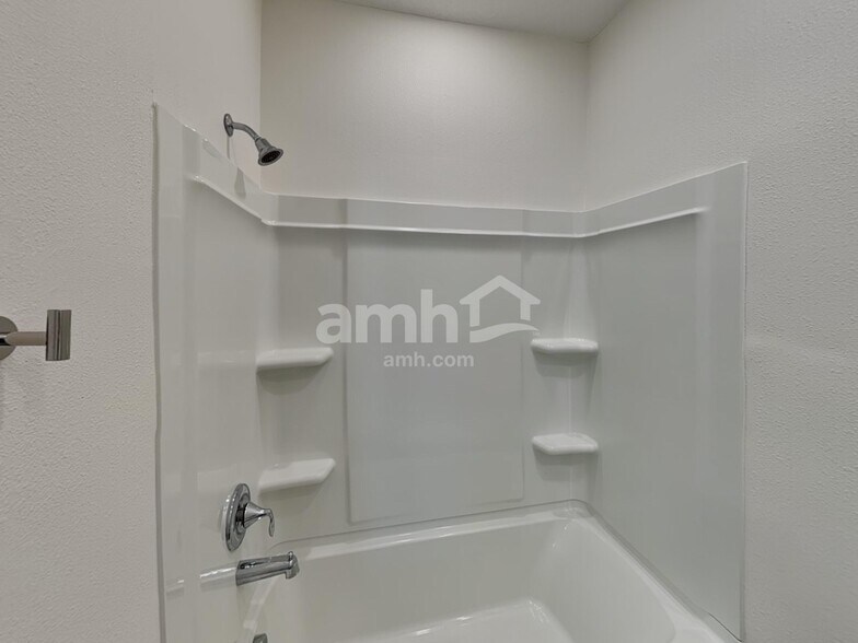 Building Photo - 6004 Pinewood Ests Dr